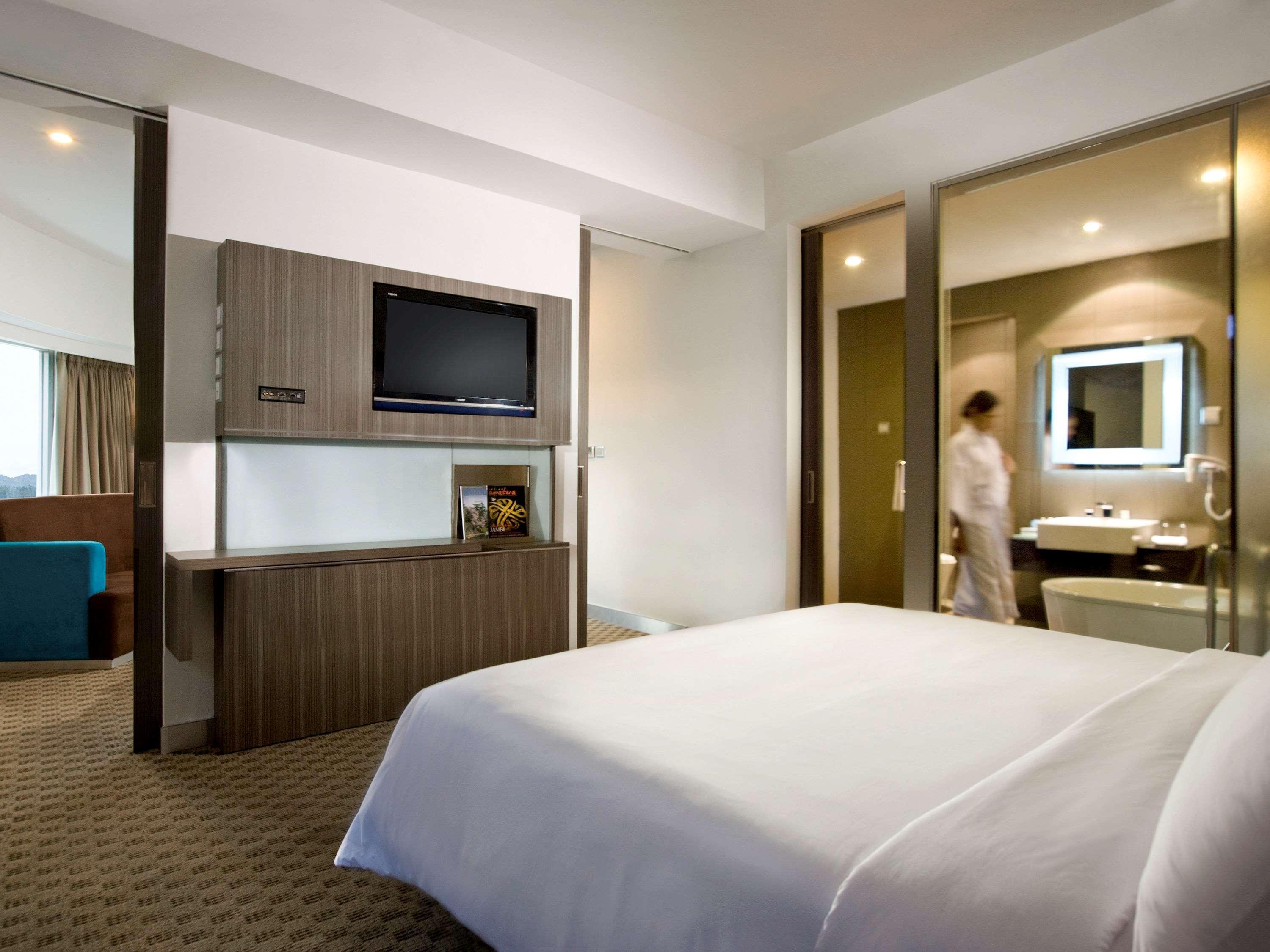 Novotel Bangka Hotel & Convention Center Пангкалпинанг Екстериор снимка