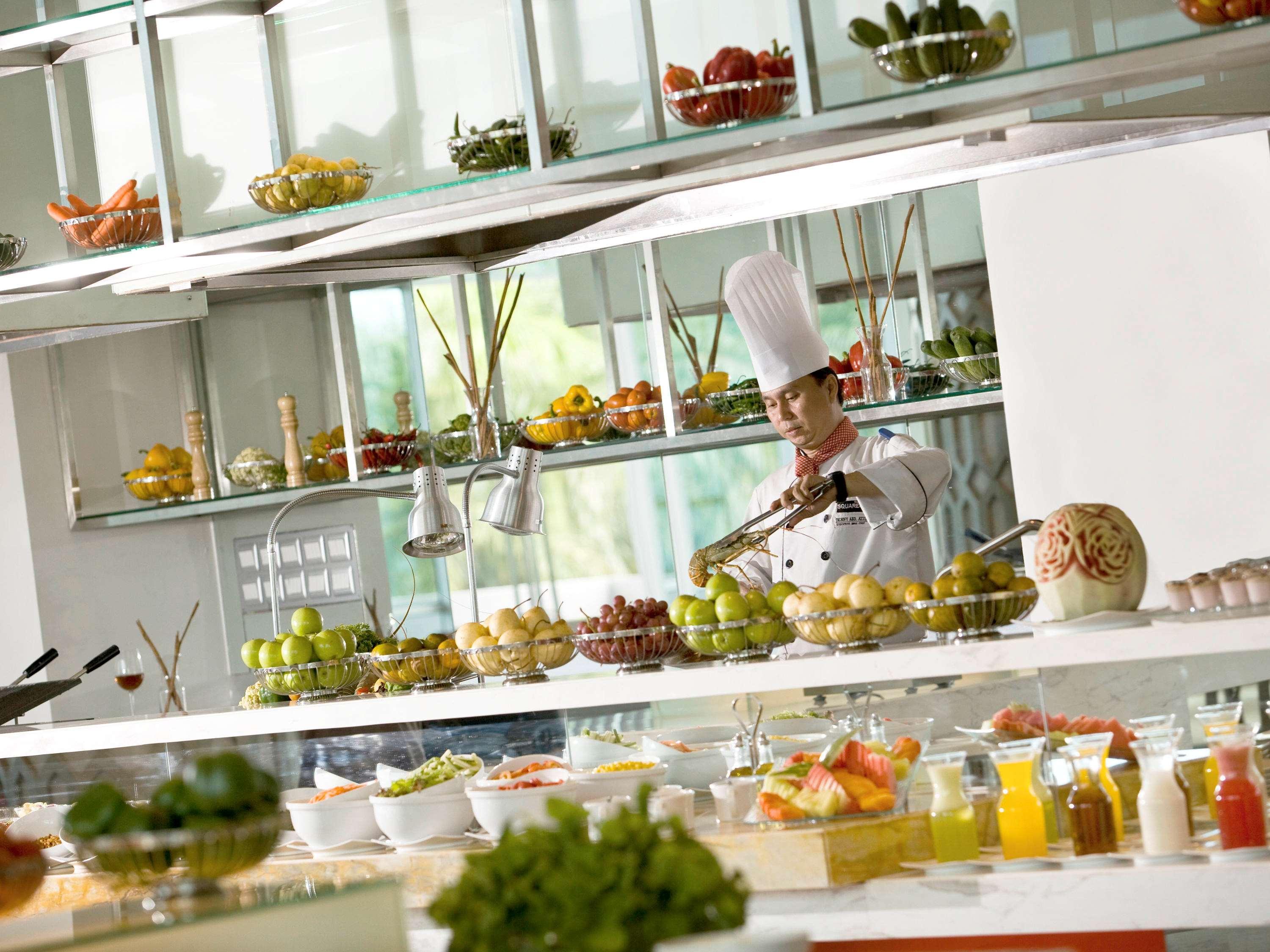 Novotel Bangka Hotel & Convention Center Пангкалпинанг Ресторант снимка