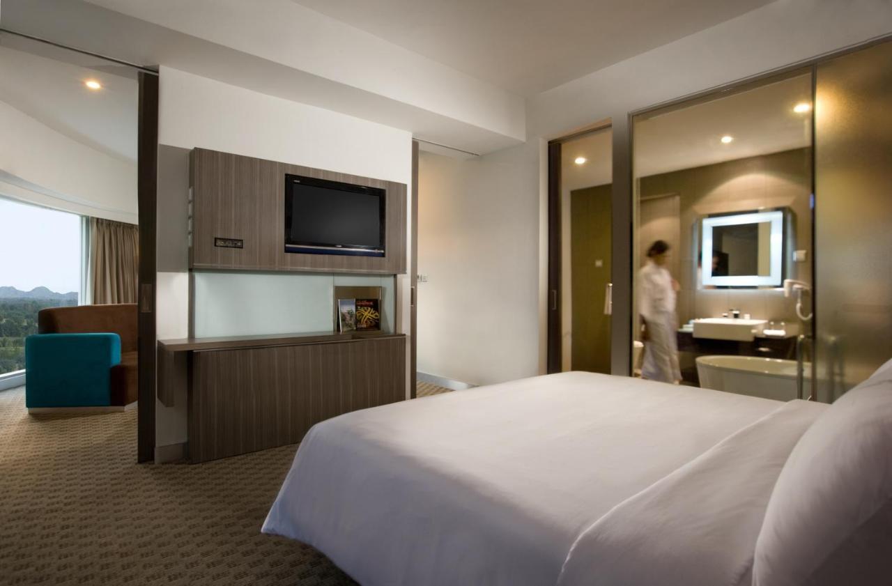 Novotel Bangka Hotel & Convention Center Пангкалпинанг Екстериор снимка